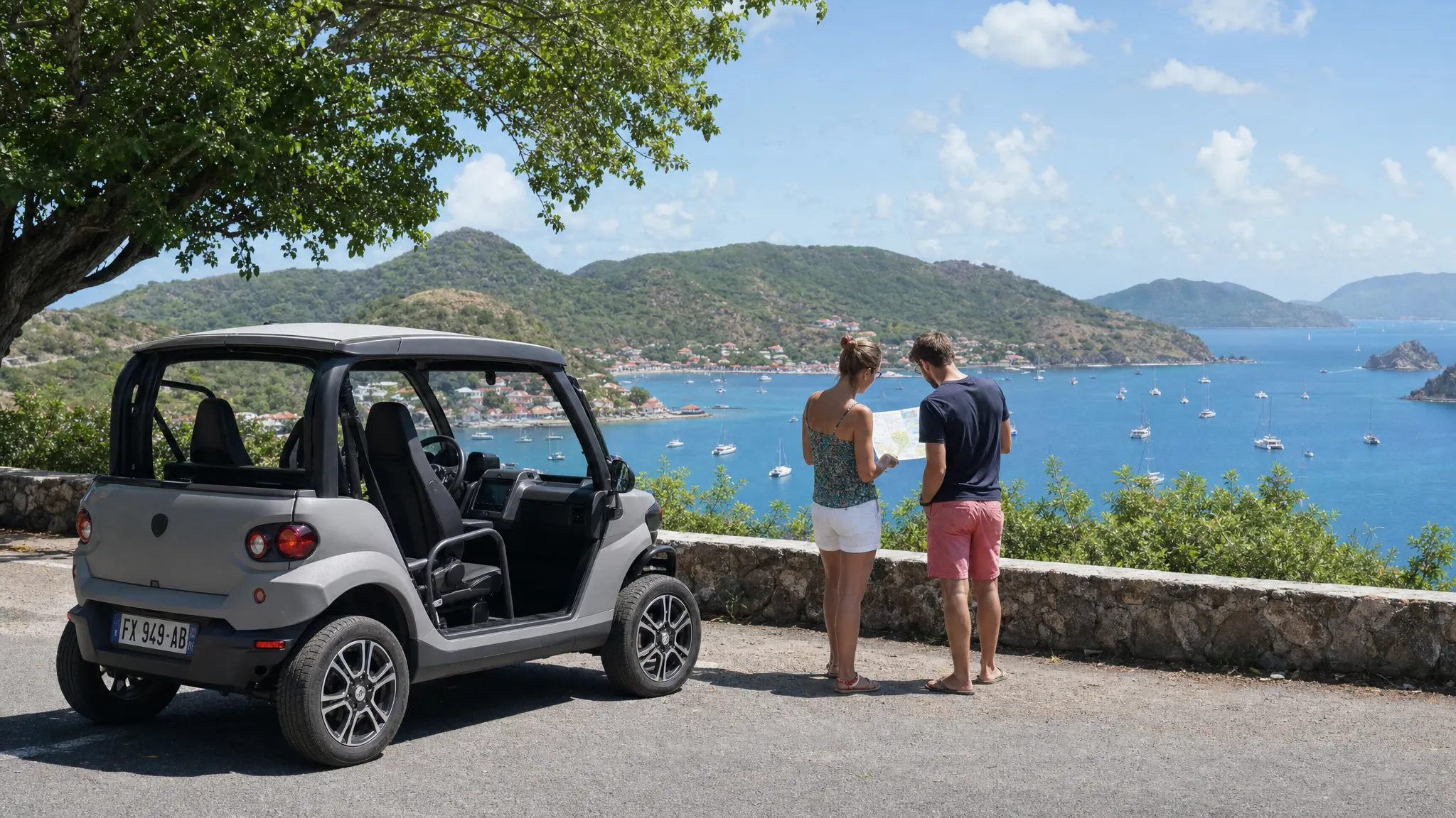 Une voiturette électrique garée au bord d’une route côtière à Terre-de-Haut, avec la baie des Saintes en arrière-plan et deux voyageurs regardant une carte pour préparer leur itinéraire.