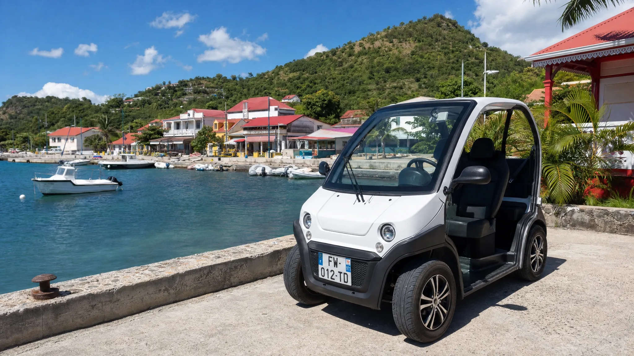 Une voiturette électrique stationnée près du port de Terre-de-Haut aux Saintes, avec des maisons colorées et la mer en arrière-plan, dans une ambiance de journée de vacances.