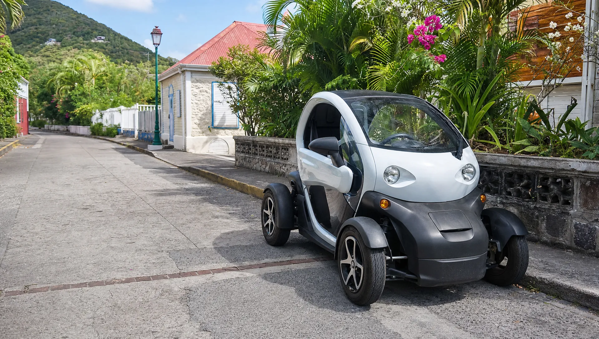Une voiturette électrique stationnée dans une rue calme de Terre-de-Haut pour des trajets courts entre le bourg et les plages.